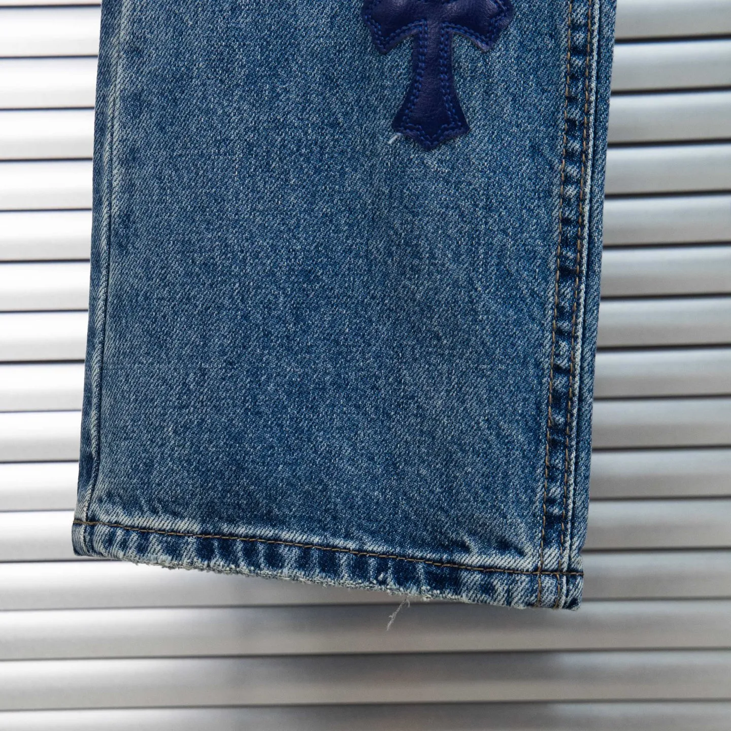 P260 Chrome Hearts micro-flared light blue multi-leather hot jeans. CH jeans need to be washed after the finished product, then disassembled and hand-stitched with sheepskin cross leather and then spliced ​​to complete. The whole piece has too many craftsmanship to explain. The patchwork cross pattern is embellished, and the high-waisted washed jeans! ! Absolutely high-end luxury products, god-level single products and super popular products, made with top heavy industry, a must-see magic weapon. Customized hardware. The fabric is thick and soft after washing. It has good breathability. Customized small leather label. Unique design. The details are simple and elegant, and the workmanship is exquisite. The entire trousers are neatly routed and the details are in place! It’s so cool that both men and women can easily control the genderless trend! Style number: 1796# Color: blue Size: 28 30 32 34 36